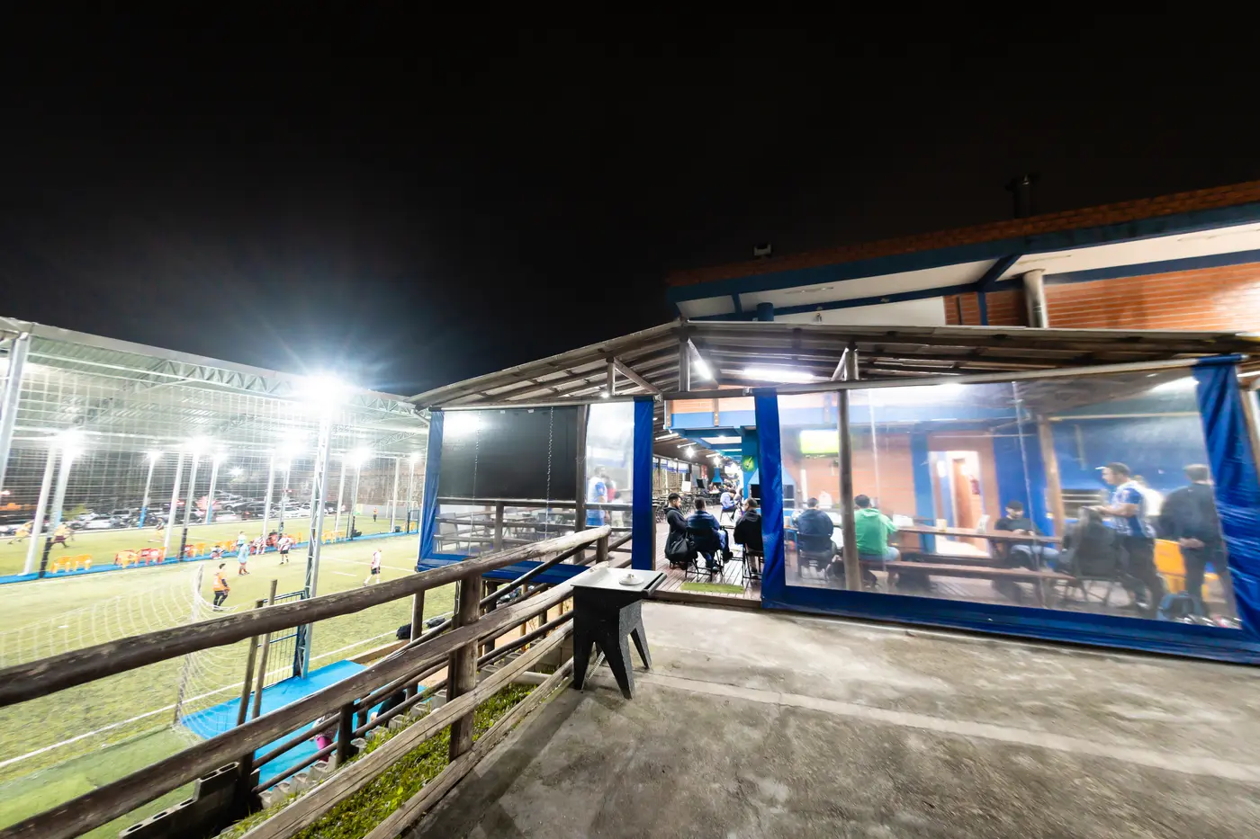 Deck com varanda e quadra society iluminada — eventos de domingo Arena Bate Bola São José SC