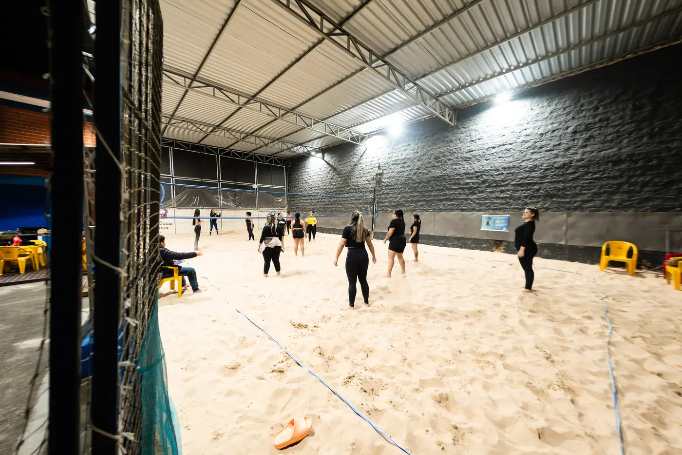 Quadra de areia coberta beach tennis — Arena Bate Bola São José SC