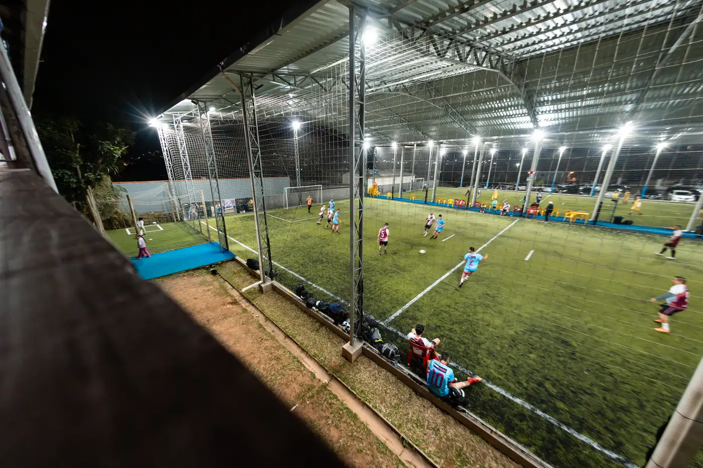Quadra society coberta iluminada à noite — Arena Bate Bola São José SC